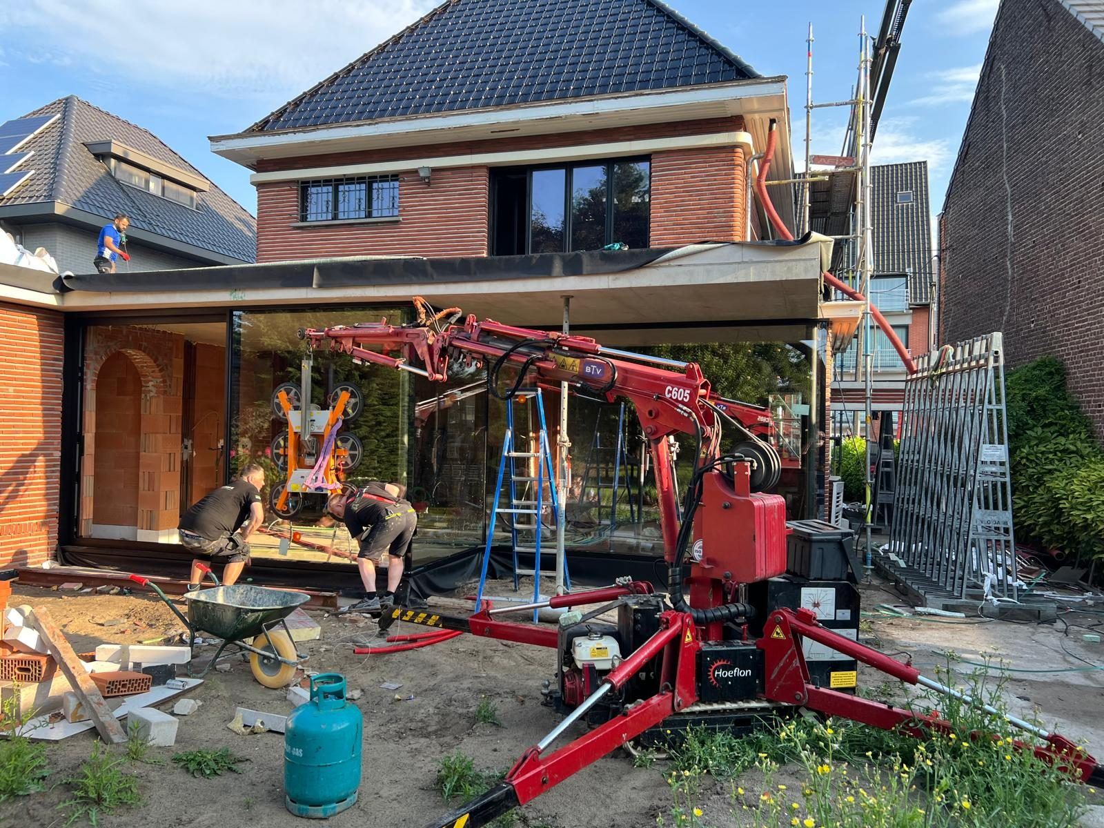 08-glazen-uitbouw-plaatsen-minikraan